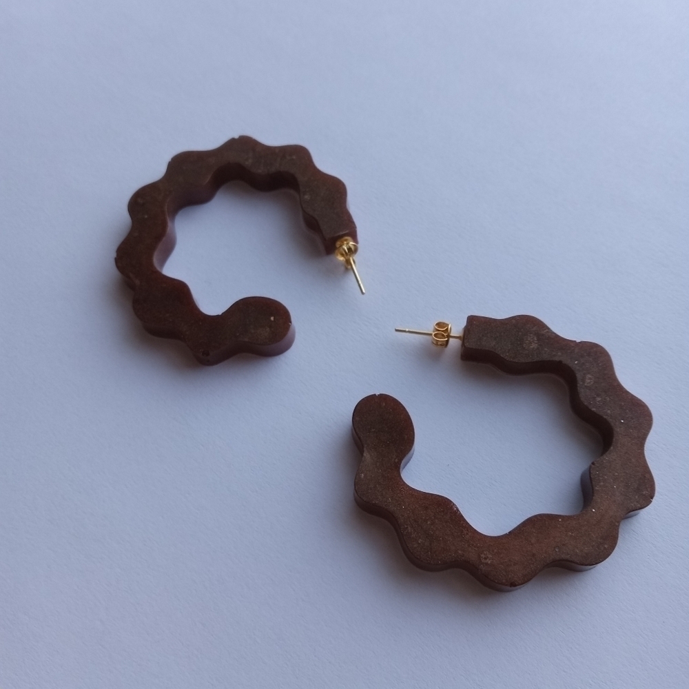 Brown resin hoop earrings - Picture 2 of 4